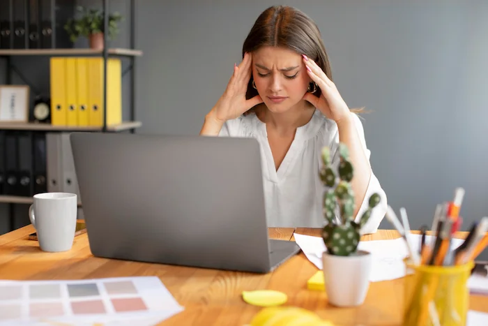 mujer sin poder concentrarse para trabajar