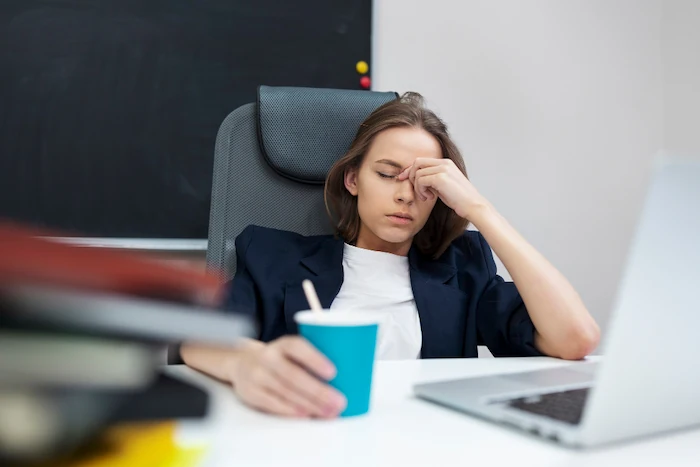 chica sin poder trabajar de buena menera debido al estres por el trabajo