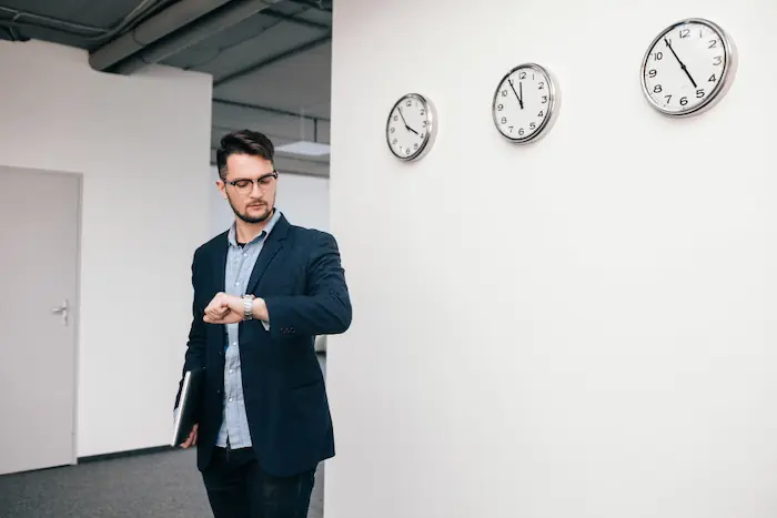 ejecutivo mirando su reloj