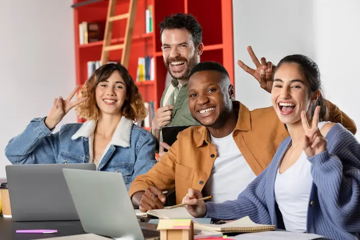 grupo chicos trabajando juntos muy contentos