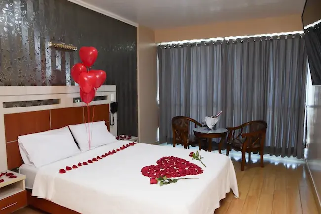 habitación con decoración romantica para parejas