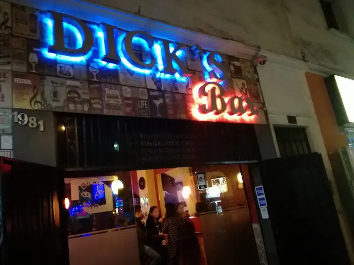 Dick’s Bar Restobar – La fusión del rock y la buena comida