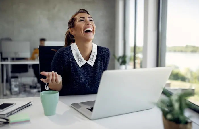 chica trabajando feliz y con animos porque uso técnicas para dormir mejor.