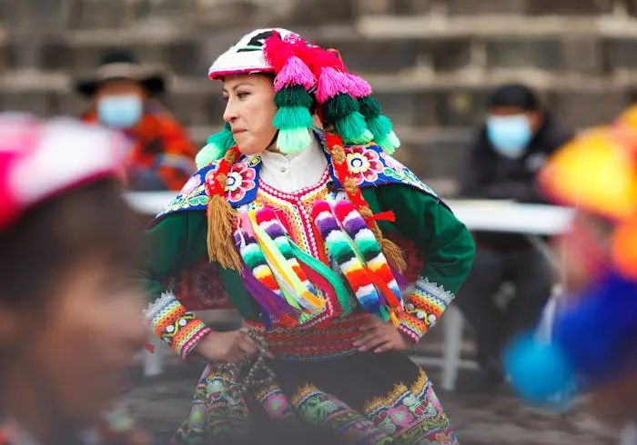 persona con vestimenta tipica de Cusco en la fiesta del Inti Raymi