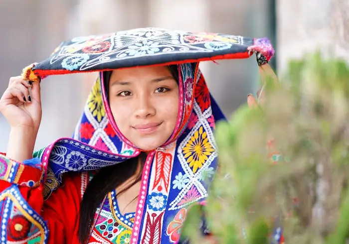 mujer cusqueña participando en el inti raymi