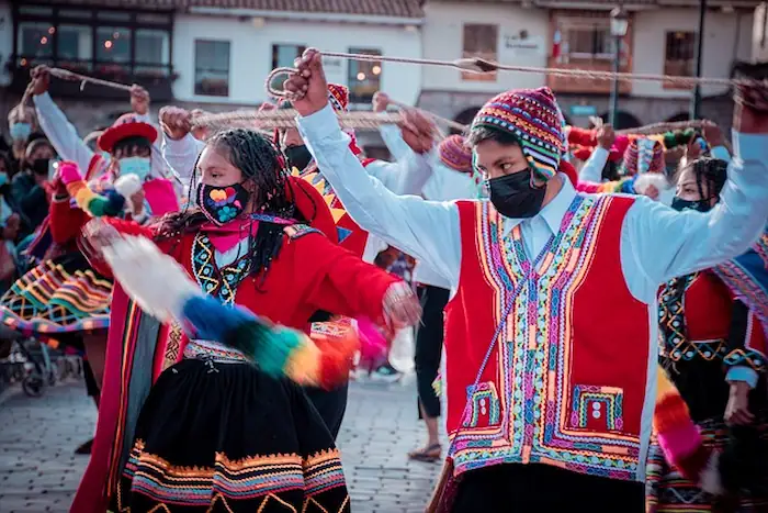 personas bailando en el inti raymi