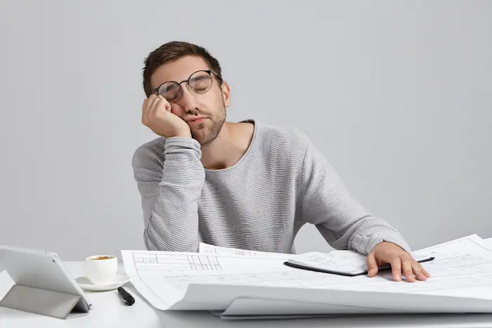 persona cansada queriendo procrastinar