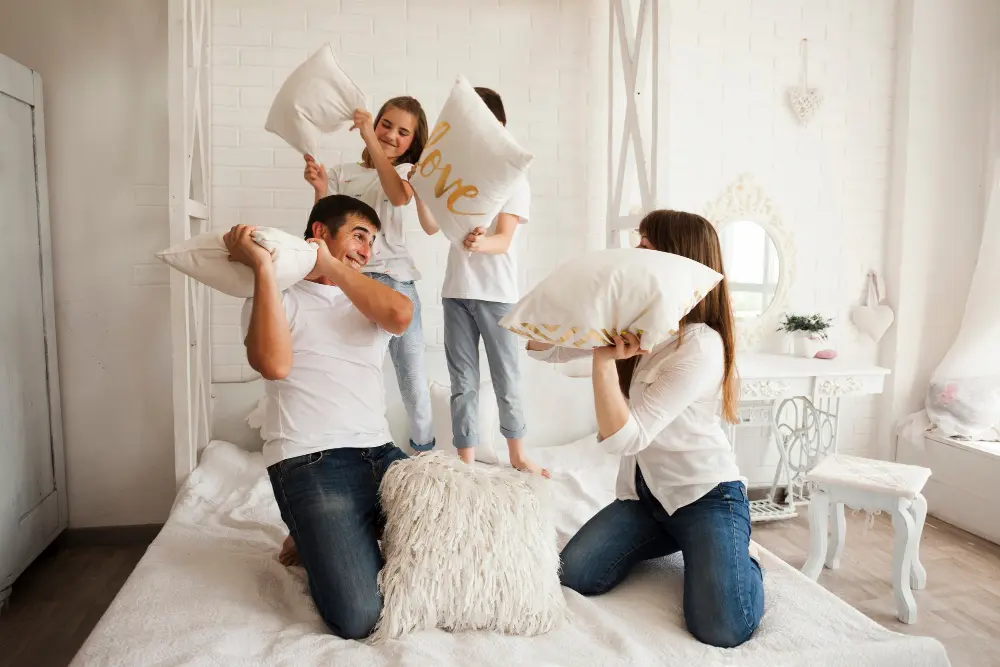 familia feliz jugando en una habitación familiar