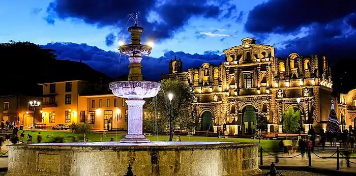 plaza de cajamarca de noche 