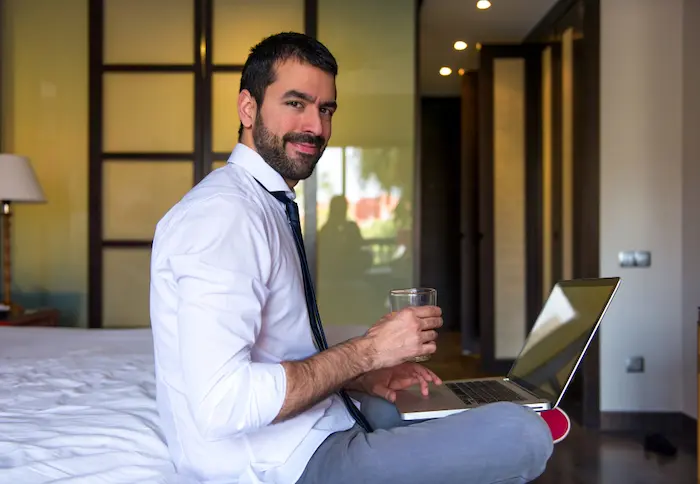 ejecutivo en una habitación suite haciendo sus actividades del trabajo