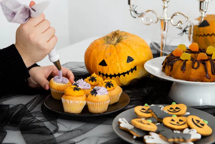mesa llena de bocaditos con temática de halloween