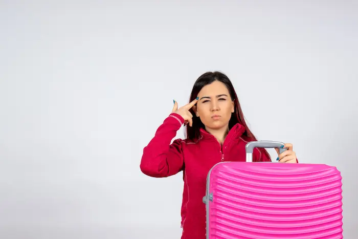 mujer lista para hospedarse en un hotel