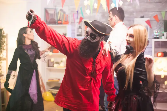 compañeros de trabajo celebrando halloween para empresas