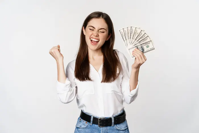 mujer feliz porque le aumentaron el sueldo