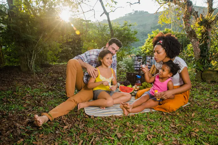 familia feliz en un parque disfrutando 