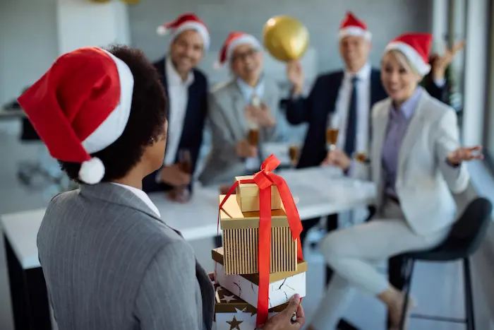 Intercambio de regalos entre compañeros