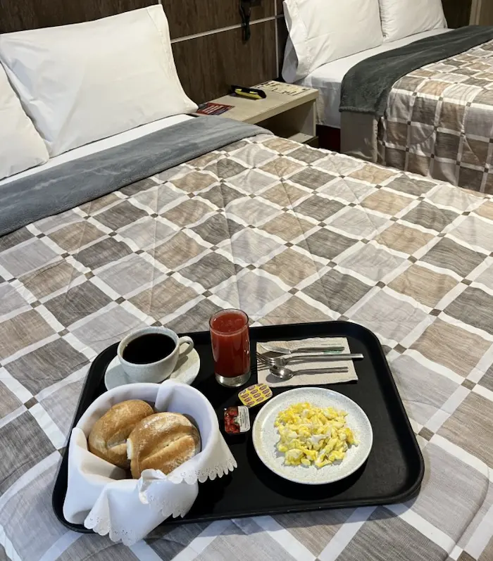 desayuno delicioso en la habitación de hotel