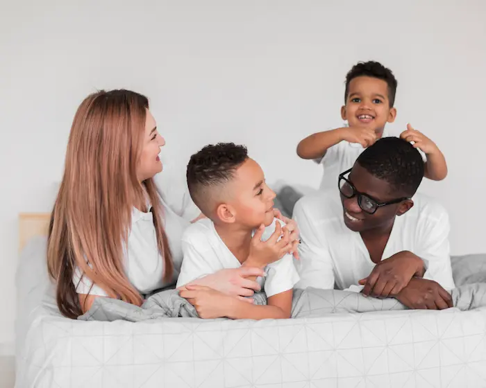 mujer con sus hijos estan cómodos en una habitación doble