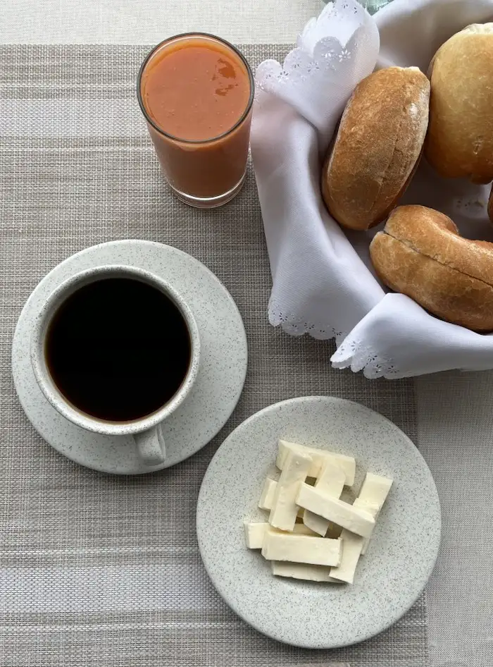 cafe con pan y queso
