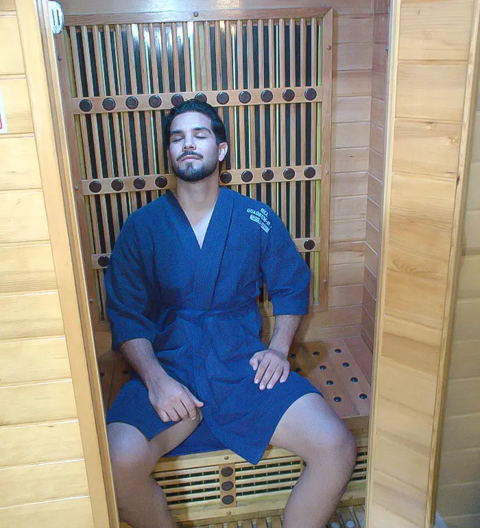 chico sentado en un sauna