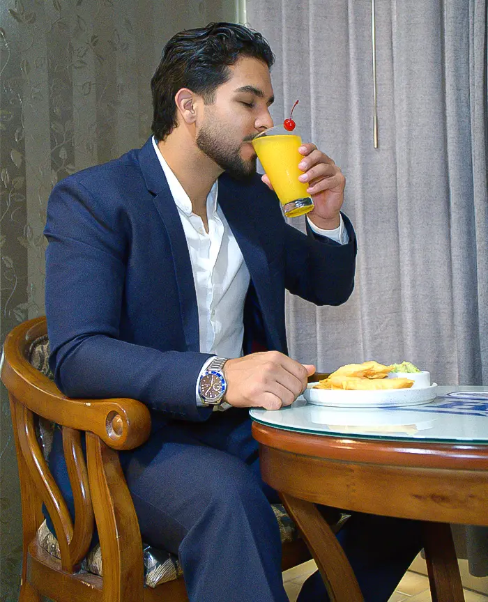 persona disfrutando del room service que ofrece el hotel ejecutivo quadrum