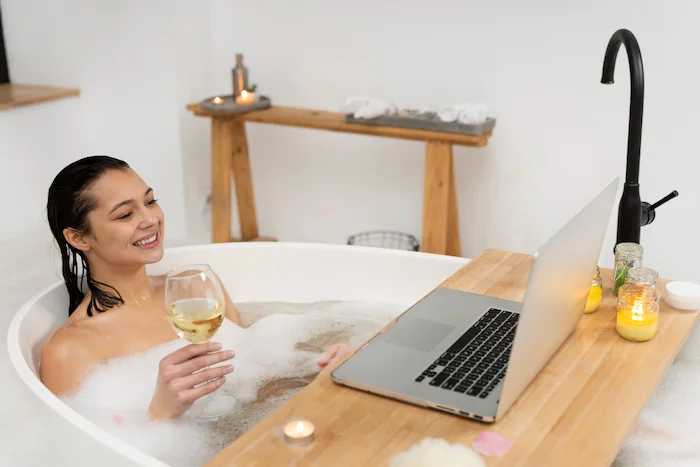 mujer trabjando desde esta en un jacuzzi
