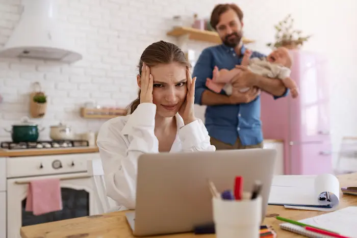 mujer estresada no puede trabajar agusto desde casa