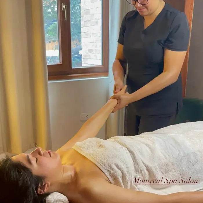 mujer masajeando el brazo a otra mujer