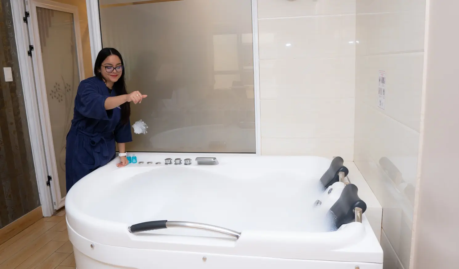 mujer usando un jacuzzi moderno y grande