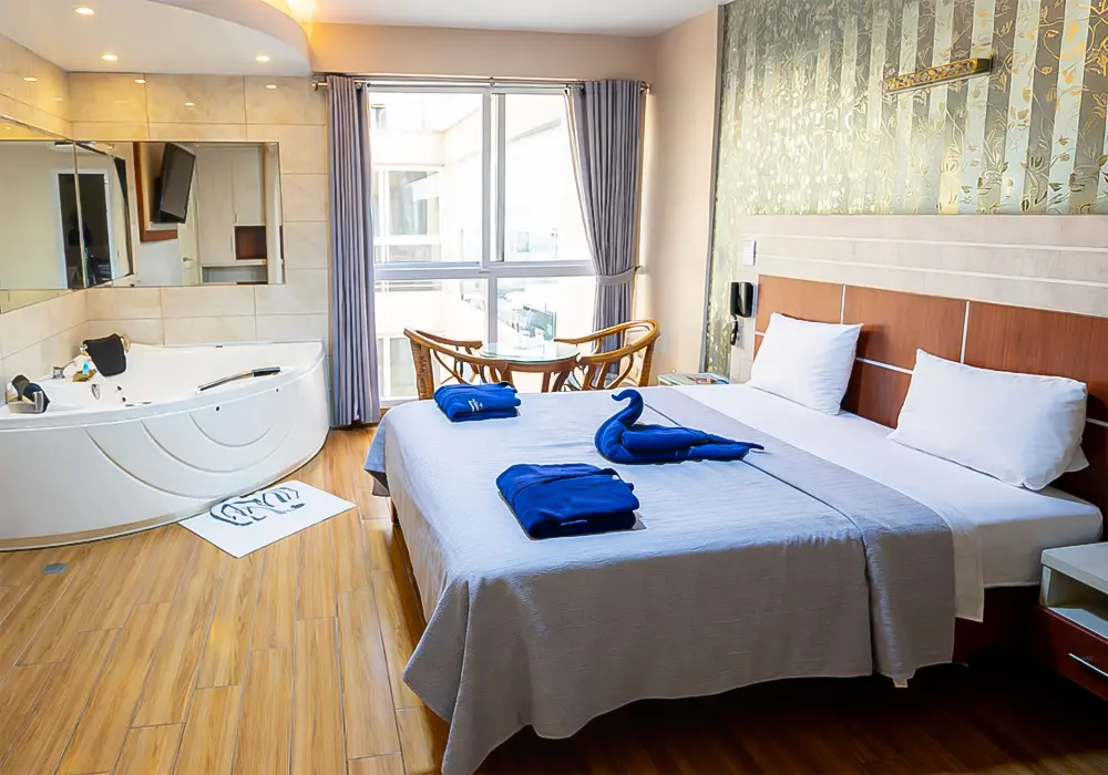 lindo dormitorio con jacuzzi privado